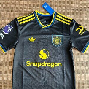 Adidas Manchester United 25/26 third away jersey, black #8 Fernandes, size Large